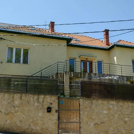 Apartment Mansarda Mica Cu Baie Proprie