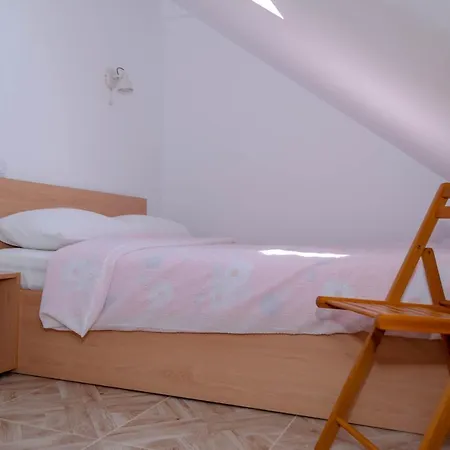 Mansarda Mica Cu Baie Proprie *