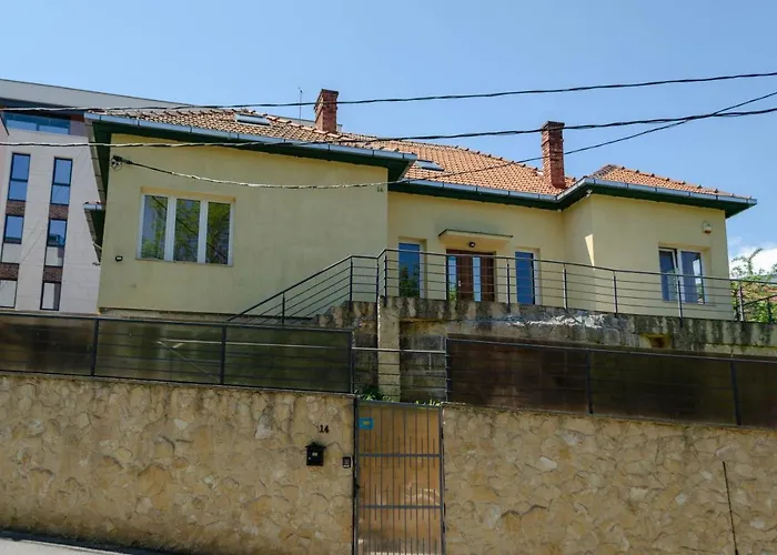 Apartament Mansarda Mica Cu Baie Proprie