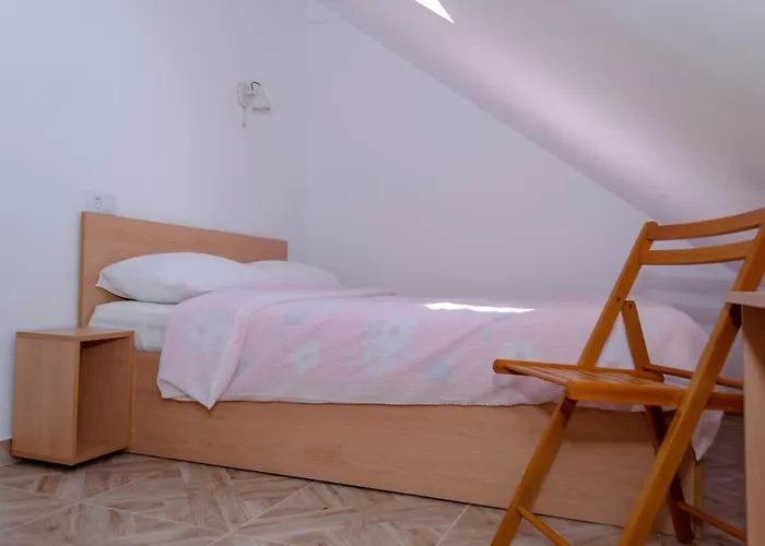 Mansarda Mica Cu Baie Proprie *